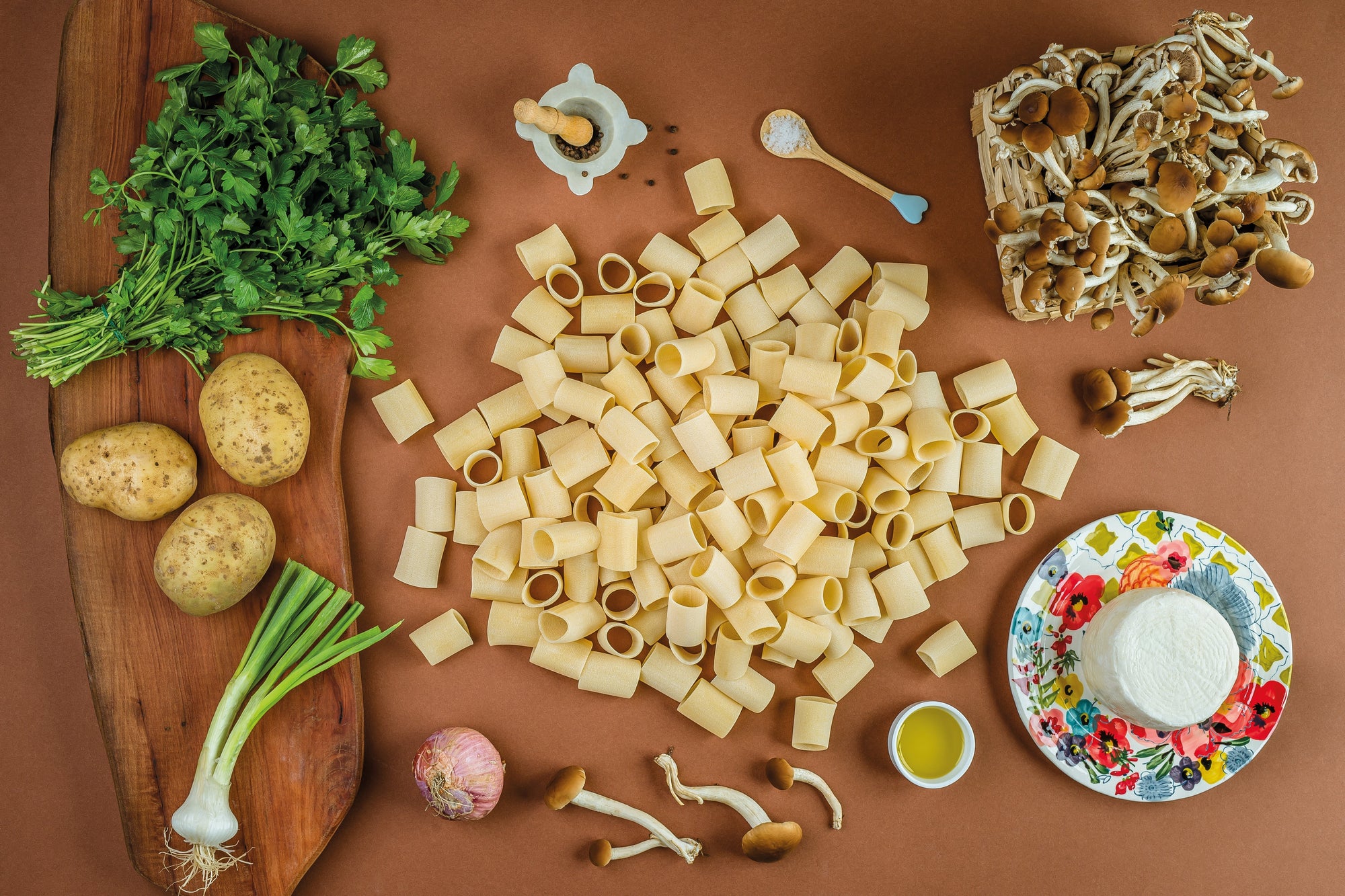 Mezzi Paccheri con patate, funghi e quenelle di ricotta